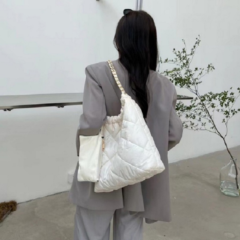 Daily Chain Padded Shoulder Bag